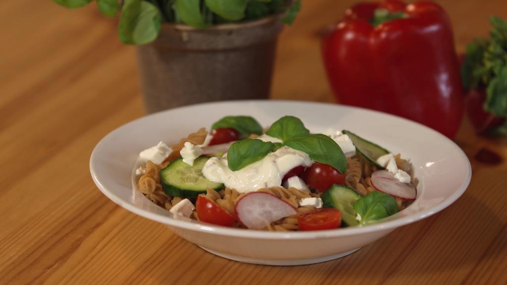 Linsennudel-Bowl mit Skyr-Leinöl-Dip