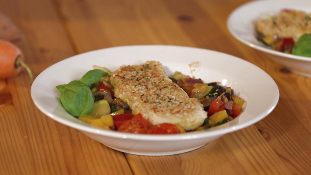 Beim frischen Wildlachs haben wir auf die übliche Semmelbrösel-Panade verzichtet, und stattdessen die Filets mi Mandelmehl und kleingehackten Mandeln paniert.
