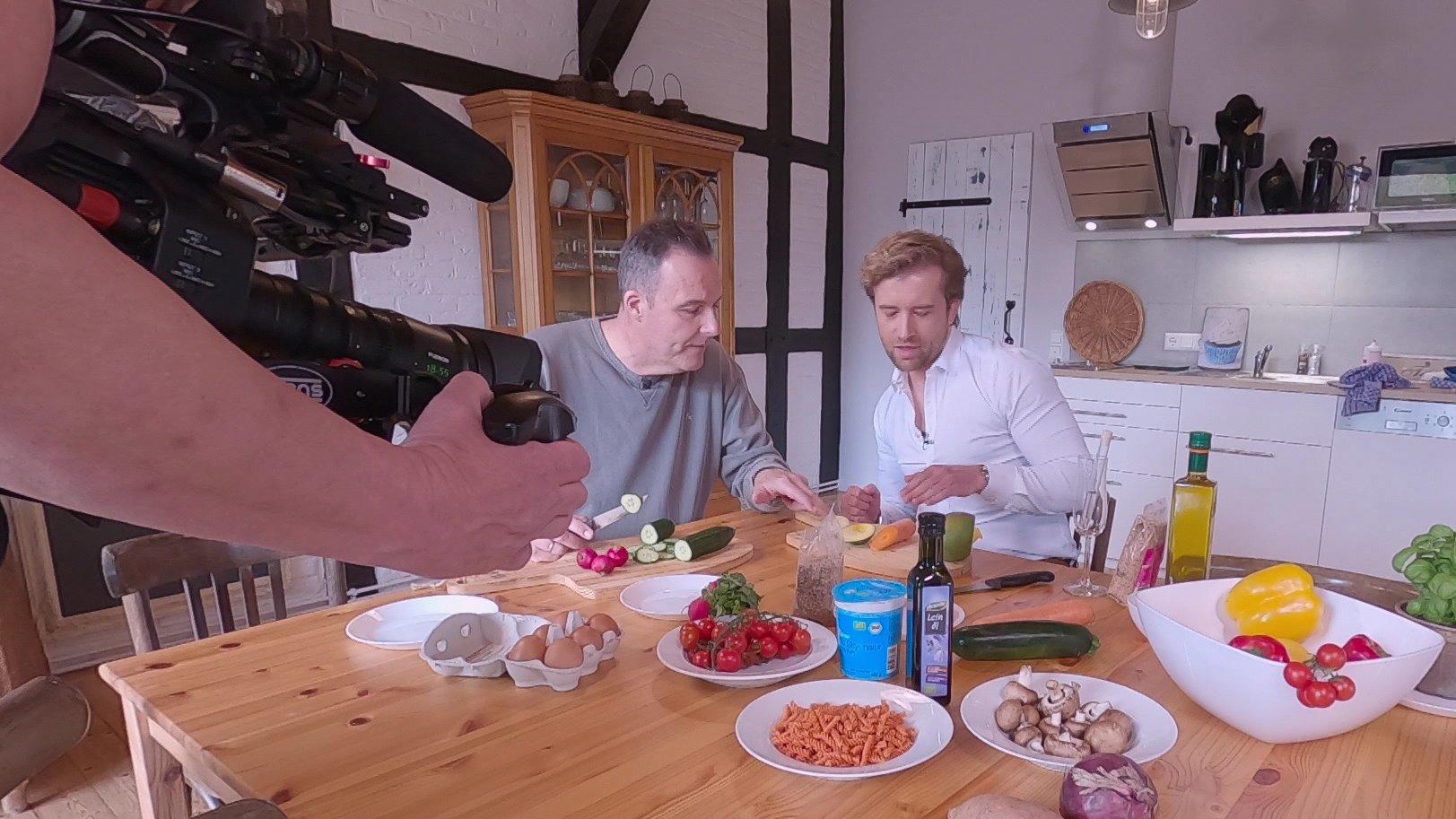 In der Reportage hat RTL-Reporter Thorsten Sleegers drei Mahlzeiten gekocht, die nicht nur mega lecker, sondern auch bestens geeignet gegen Rheuma oder Arthrose sind.