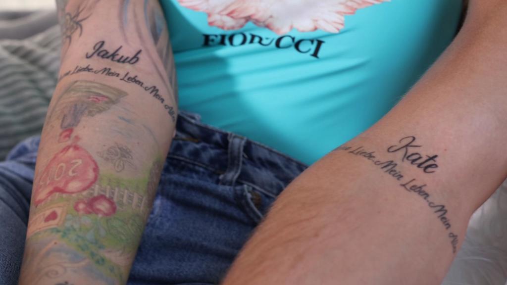 Namentliche Liebesbekundung: Kate Merlan und Jakub Jarecki zeigen ihre frischen Partnertattoos.