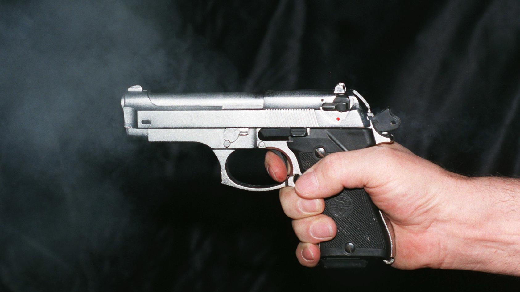 Im Sachgebiet Schußwaffen des LKA Brandenburg in Berlin wird für die Funktionsprobe einer Pistole ein Schuß abgegeben (Aufnahme vom 15.4.1998). Die Gewinnung von Geschoß und Hülse als Vergleichsmaterial dient der Ermittlung einer Tatwaffe. Da der bei