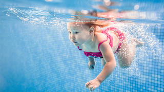 Mädchen taucht in Pool