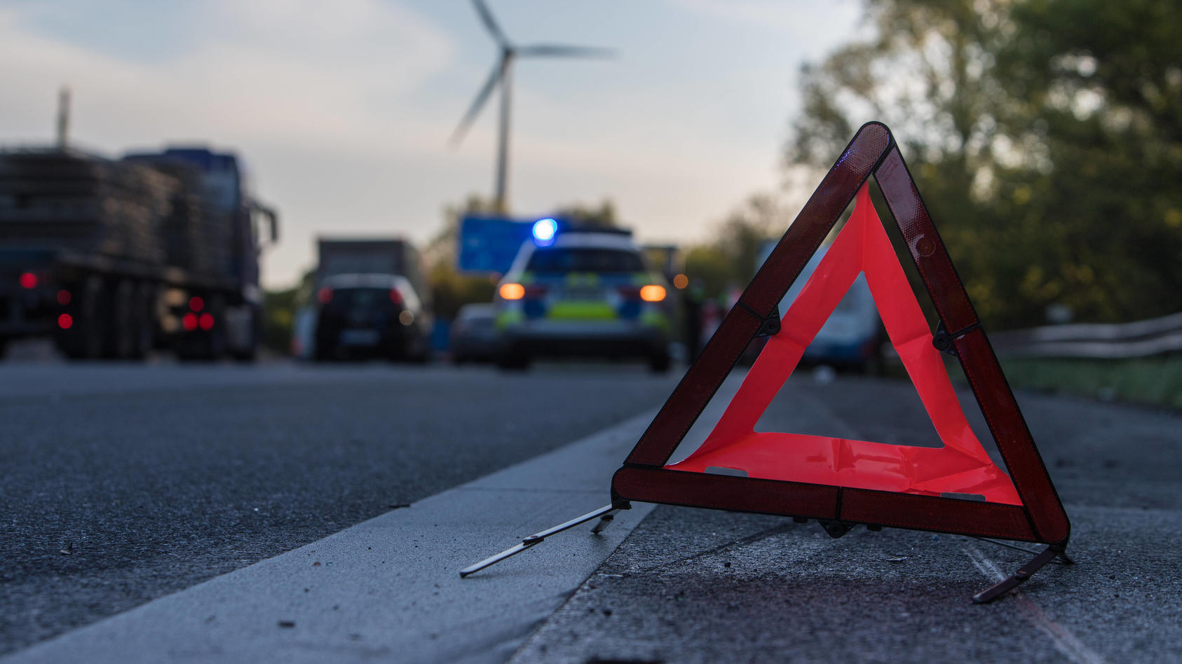 Unterwegs Nach Ahrweiler Bundeswehr Laster Kippt Auf A4