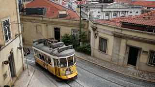 18.06.2021, Portugal, Lissabon: Eine Straßenbahn ist auf einer Straße in der Innenstadt zu sehen. Wegen einer besorgniserregenden Ausbreitung der Delta-Variante des Coronavirus ist Lissabon für zweieinhalb Tage abgeriegelt. Foto: Pedro Fiuza/ZUMA Wire/dpa +++ dpa-Bildfunk +++
