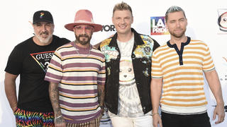Backstreet Boys treffen auf *NSYNC: Joey Fatone,  AJ McLean, Nick Carter und Lance Bass treten gemeinsam bei "Bingo Under the Stars" auf.