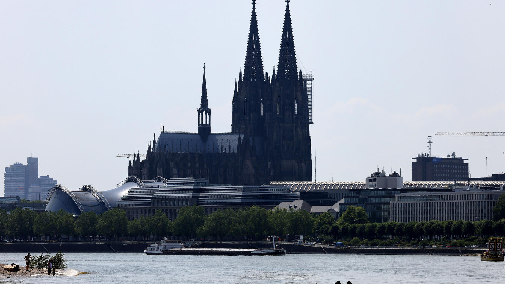 Ein Mann wurde tot im Rhein bei Köln entdeckt, nachdem er vor der Polizei geflohen ist. 
