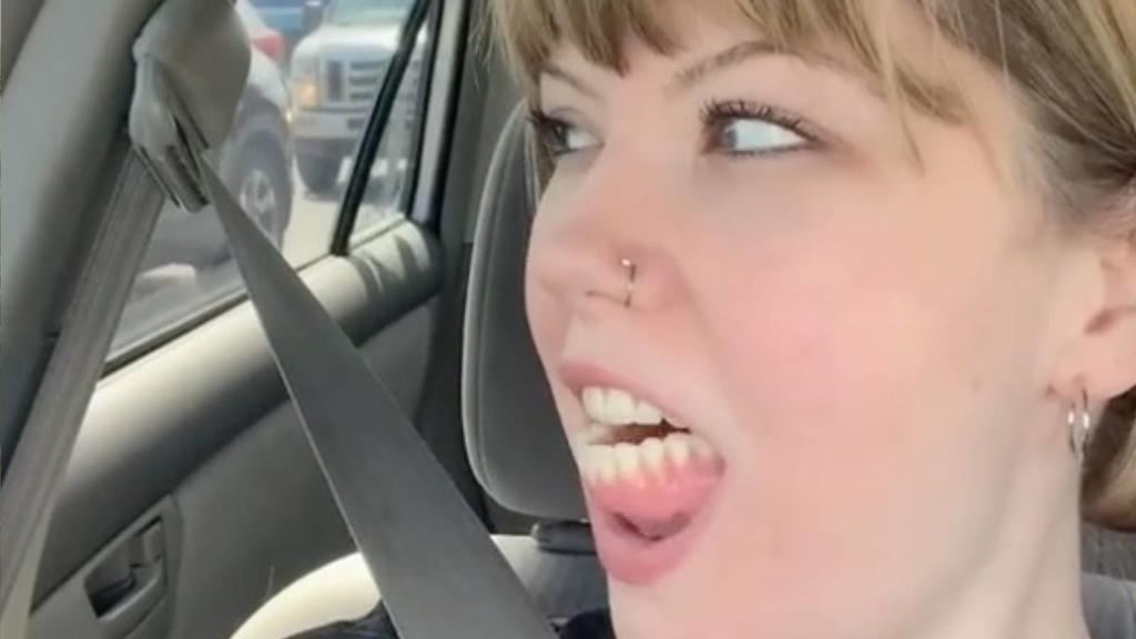Cathy wackelt im Auto mit ihrem Gebiss