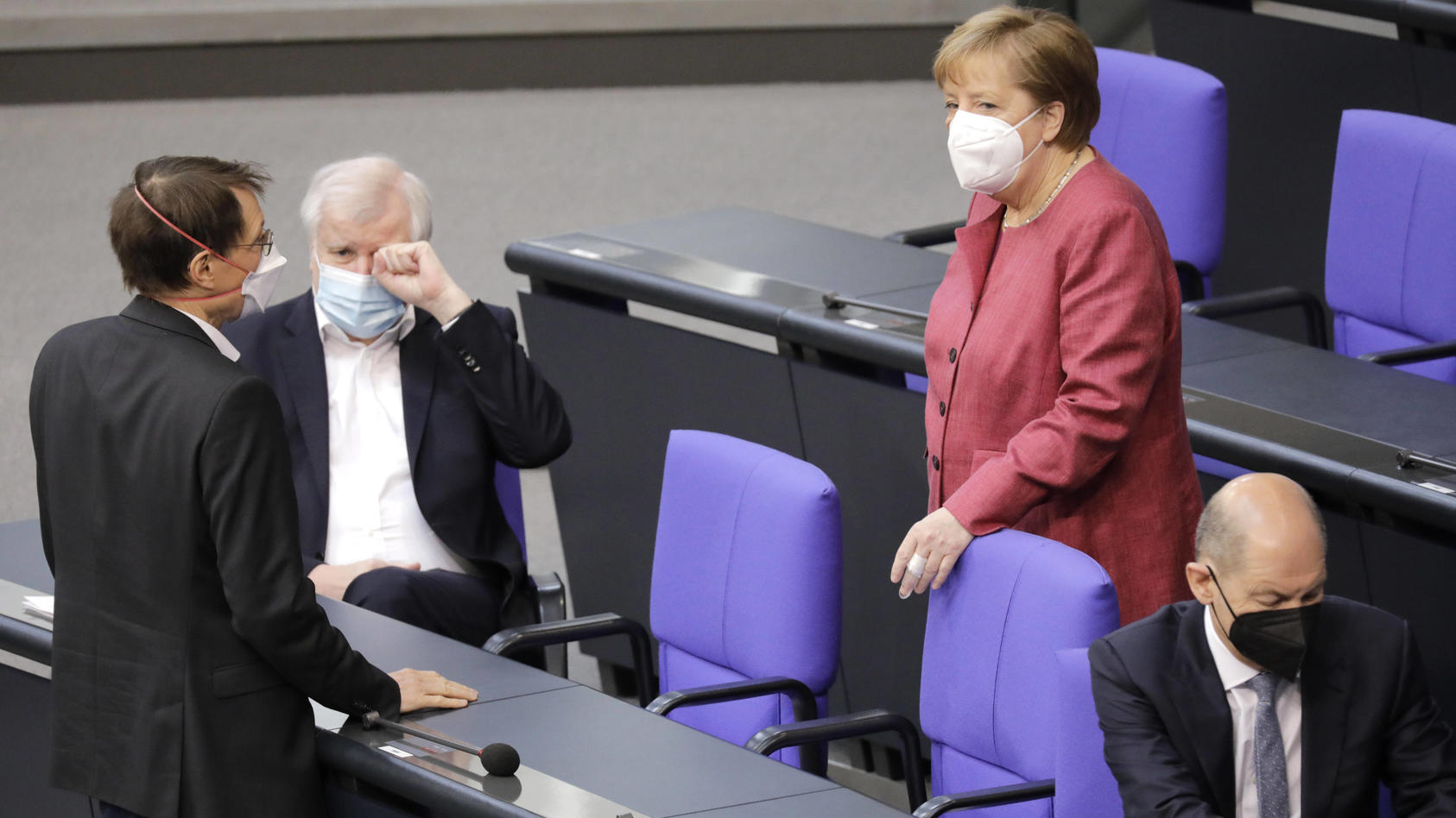  Karl Lauterbach, MdB, SPD, Horst Seehofer, Bundesminister des Innern, fuer Bau und Heimat, CSU, Angela Merkel, Bundeskanzlerin, CDU, Olaf Scholz, Bundesminister der Finanzen, SPD, im Deutschen Bundestag,