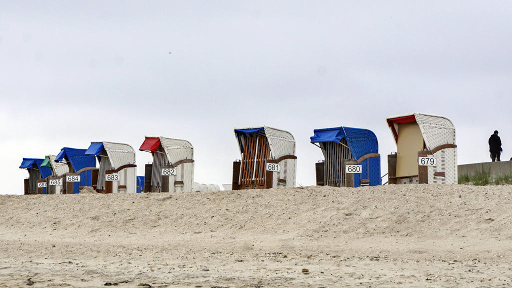 Insel Foehr Insel Foehr, Wyk, 28.05.2021 - Starndkoerbe stehen in Reih und Glied. Alles ist vorbereitet fuer die Urlaubszeit. Urlaub machen ist in vielen Bundesländern mit Corona Schnelltest wieder moeglich. Jetzt spielt das Wetter nicht mit und die