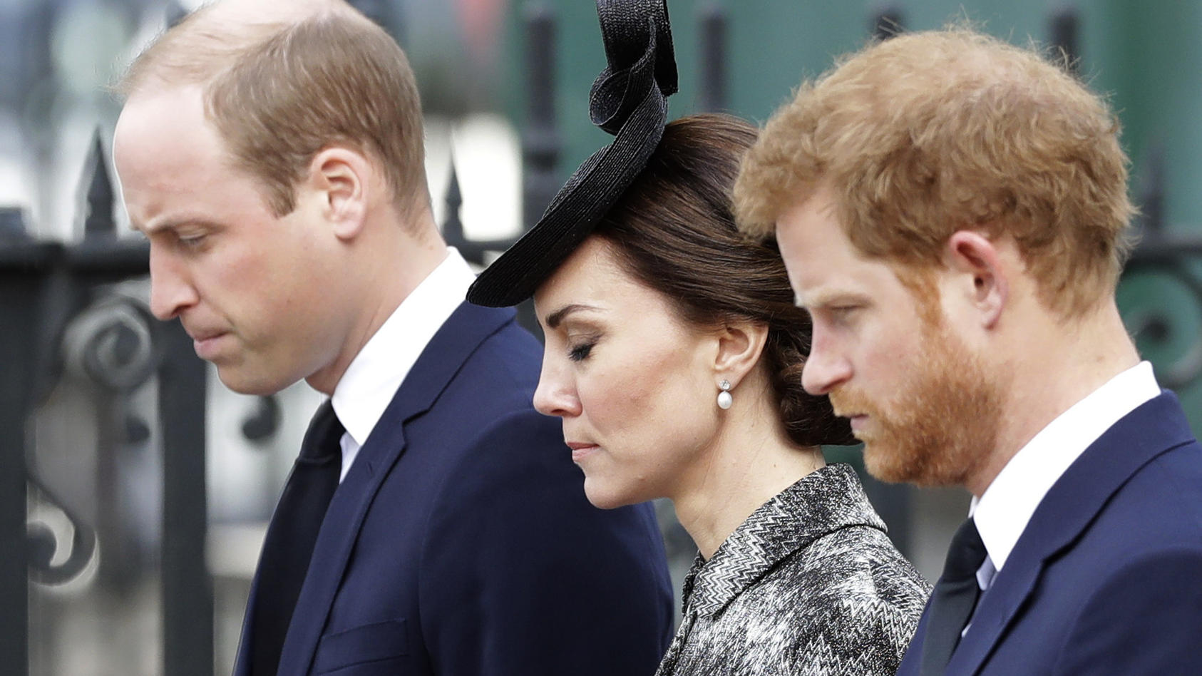Herzogin Kate (Mitte) soll helfen, die zerstrittenen Brüder, Prinz William (r.) und Prinz Harry (l.), zu versöhnen