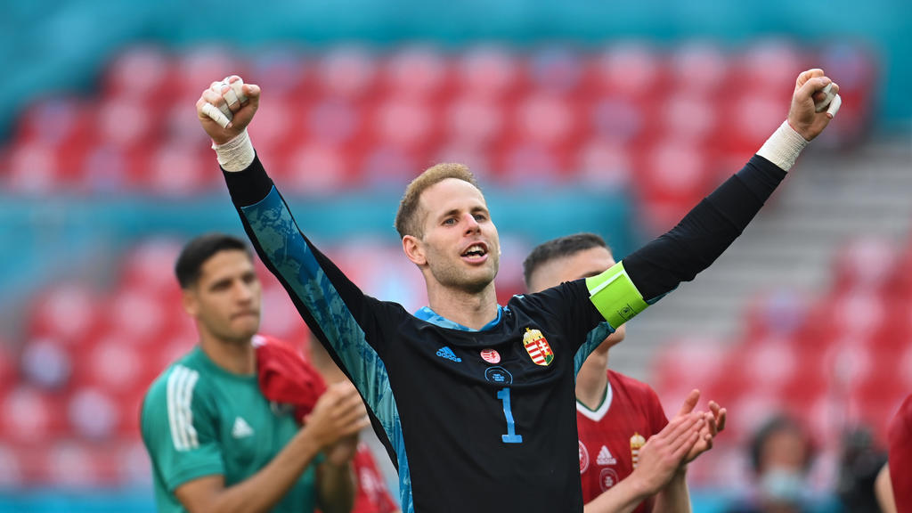19.06.2021, Ungarn, Budapest: Fußball: EM, Ungarn - Frankreich, Vorrunde, Gruppe F, 2. Spieltag in der Puskas-Arena: Ungarns Torhüter Peter Gulacsi (M) und seine Mitspieler freuen sich nach dem 1-1 Unentschieden. Foto: Robert Michael/dpa-Zentralbild/