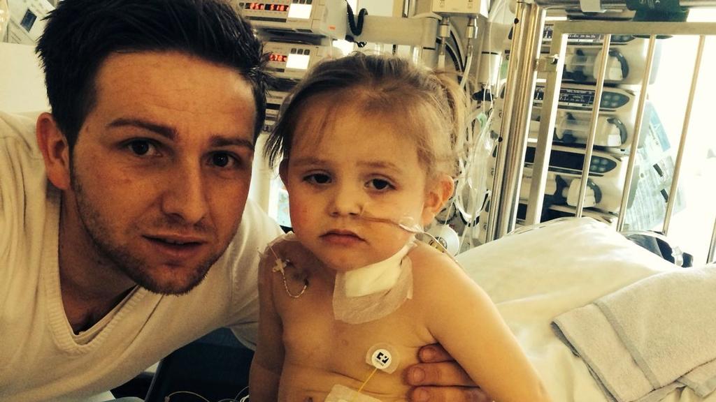 Alisa als Baby im Krankenhaus.