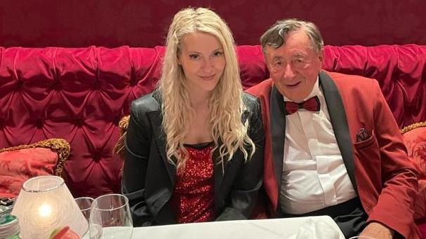Simone wird ihren Richard nicht so schnell aufgeben. Selbst wenn Ex-Frau Cathy ihr Interesse anmeldet.