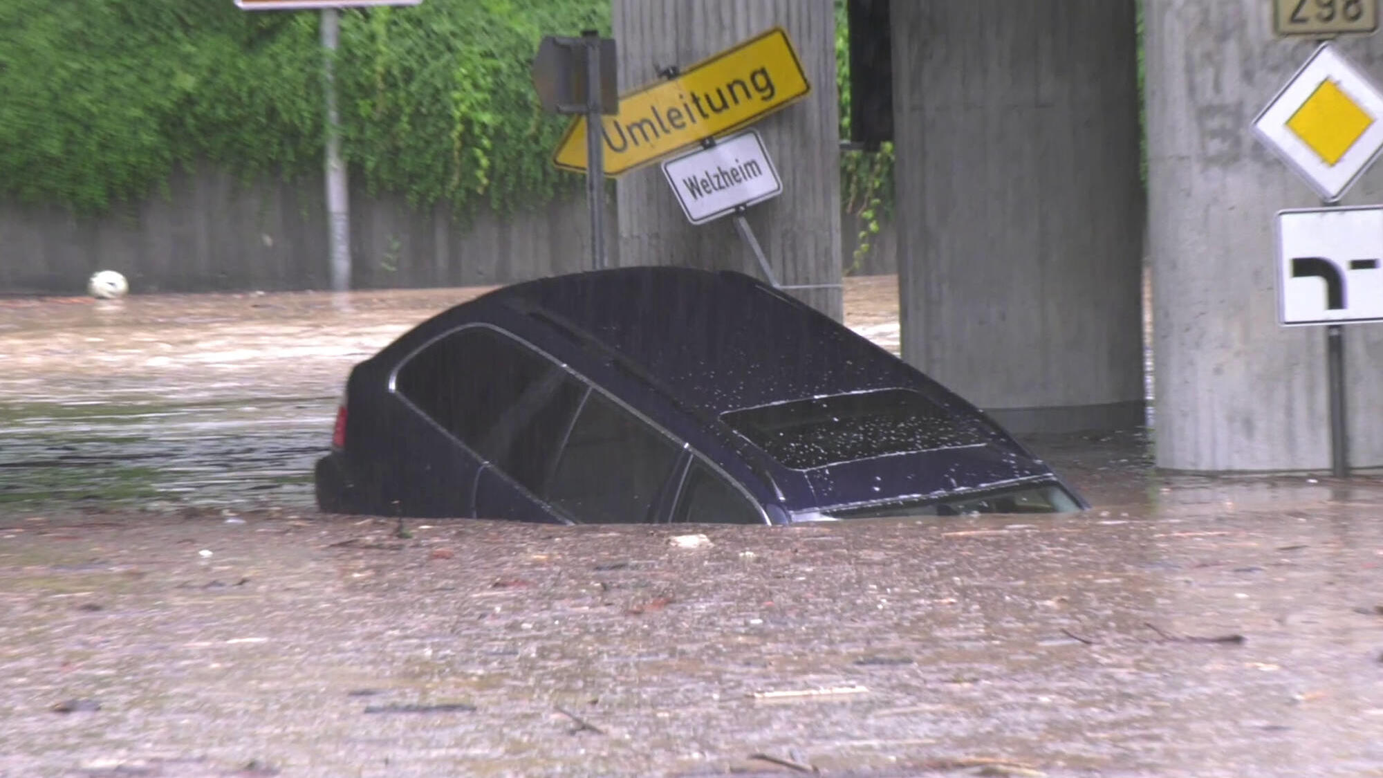 Schweres Unwetter Trifft Baden Wurttemberg Corona Impfzentrum In Tubingen Uberschwemmt