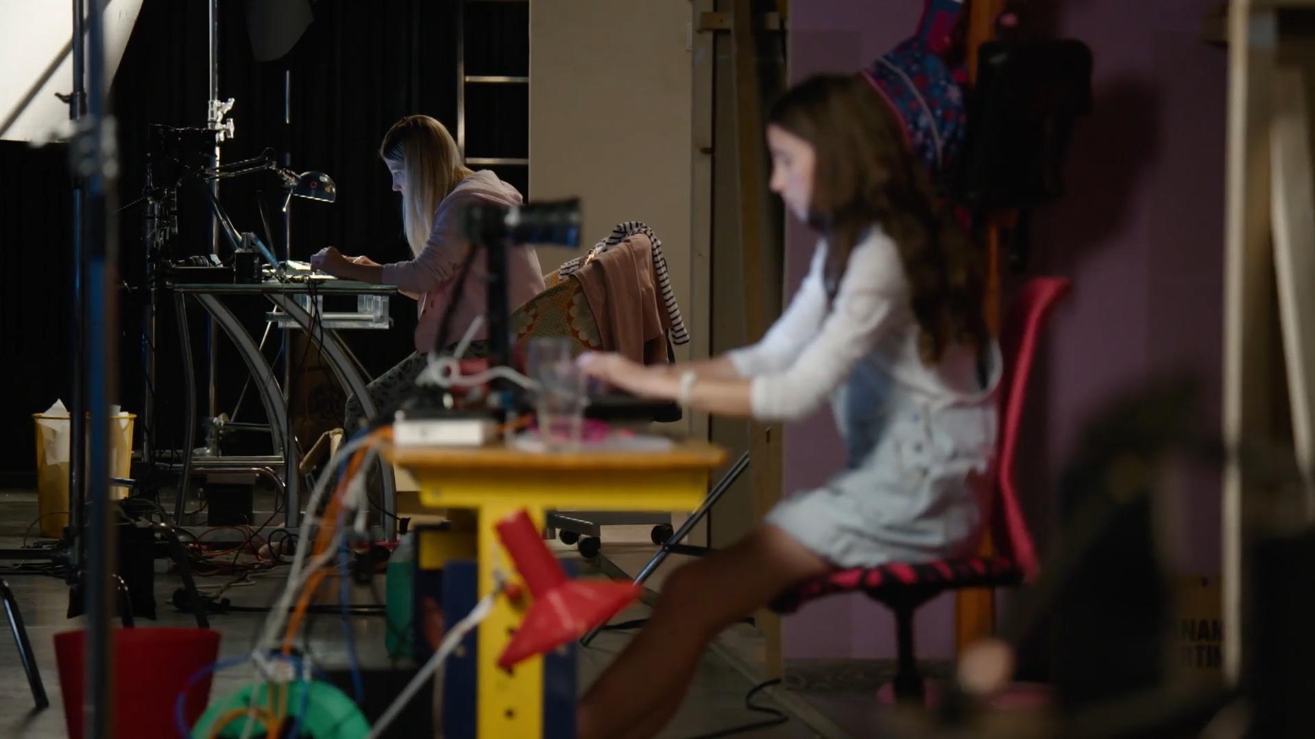Die Schauspielerinnen befanden sich in nachgebauten Kinderzimmern.