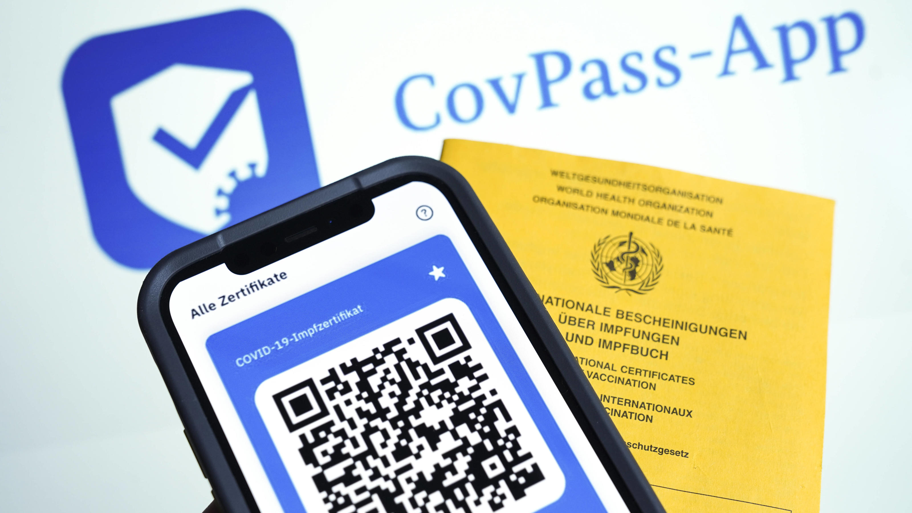 CovPass-App Digitaler Impfnachweis Symbolfoto der CovPass-App des neuen europaweiten Digitalen Impfnachweis der sowohl ueber das Handy per App, als auch in ausgedruckter Form mitgefuehrt werden kann. Die Verifizierung erfolgt ueber den per