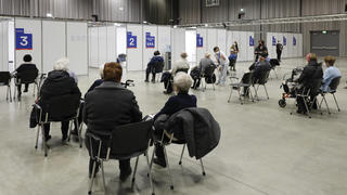  Impfzentrum Frankfurt/Oder Frankfurt/Oder, DEU, 20.01.2021 - Impflinge warten auf ihre Impfung im Impfzentrum Frankfurt/Oder. Frankfurt/Oder Brandenburg Deutschland *** Vaccination centre Frankfurt Oder Frankfurt Oder, DEU, 20 01 2021 Vaccinees waiting for their vaccination at the vaccination centre Frankfurt Oder Frankfurt Oder Brandenburg Germany