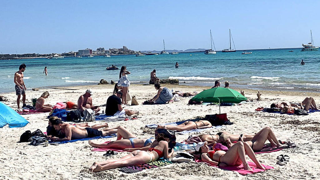 Urlauber am Strand auf Mallorca
