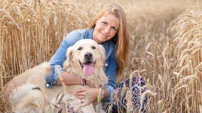 Frau und Hund kuscheln