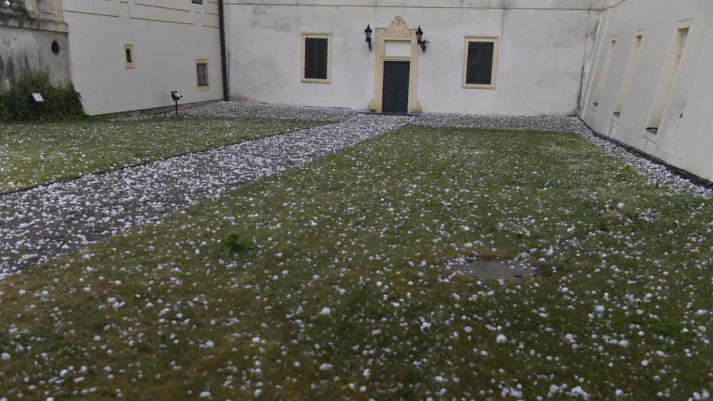 Nicht nur Tschechien war vom Tornado stark betroffen Auch in Österreich hagelte es schwer.
