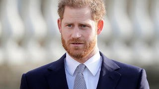 ARCHIV - 16.01.2020, Großbritannien, London: Prinz Harry, Herzog von Sussex und Schirmherr der Rugby Football League, steht während der Auslosung der Rugby League Weltmeisterschaft 2021 in den Gärten des Buckingham Palace. (zu dpa «Medien: Prinz Harry in Großbritannien eingetroffen») Foto: Kirsty Wigglesworth/AP/dpa +++ dpa-Bildfunk +++