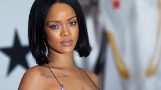 ARCHIV - epa05179115 Barbadian-born singer Rihanna arrives on the red carpet for the 2016 Brit Awards at the O2 Arena in Greenwich, London, Britain, 24 February 2016. EPA/ANDREW COWIE (zu dpa: "Rihanna erhält berühmte «Psycho»-Rolle in «Bates Motel»" vom 23.07.2016) +++(c) dpa - Bildfunk+++