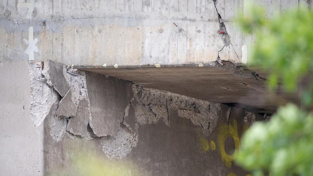 20.06.2021, Hessen, Wiesbaden: Risse und abgeplatzter Beton an der Salzbachtalbrücke. Die Autobahnbrücke war am Freitagabend voll gesperrt worden, nachdem in Überbau und Pfeiler der südlichen Hälfte große Risse entdeckt worden waren. (zu dpa "Im Rhei