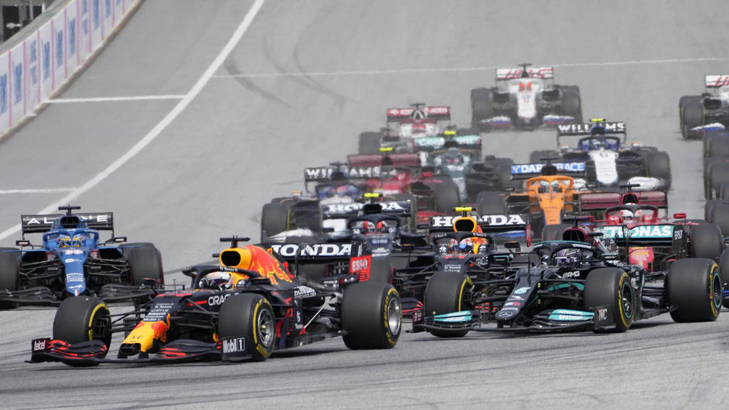 27.06.2021, Österreich, Spielberg: Motorsport: Formel-1-Weltmeisterschaft, Grand Prix der Steiermark, Rennen auf dem Red Bull Ring. Max Verstappen (l) aus den Niederlanden vom Team Red Bull führt am Start vor Lewis Hamilton aus Großbritannien vom Tea