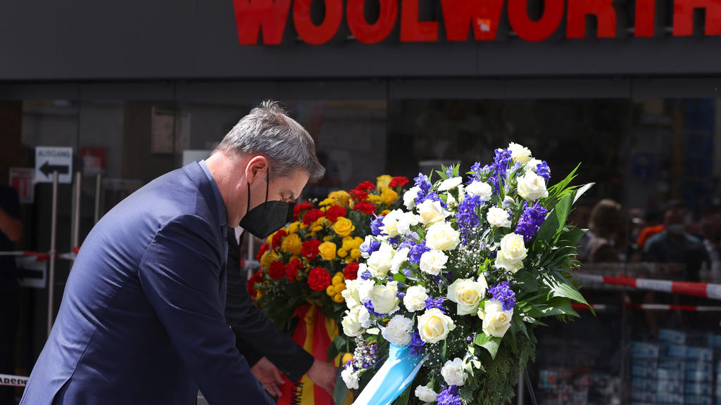 27.06.2021, Bayern, Würzburg: Markus Söder (CSU), Bayerns Ministerpräsident, gedenkt in der Innenstadt der Opfer einer Messerattacke. In Würzburg hat ein Mann am 25.06.2021 wahllos Menschen mit einem Messer attackiert. Drei Personen wurden getötet, m