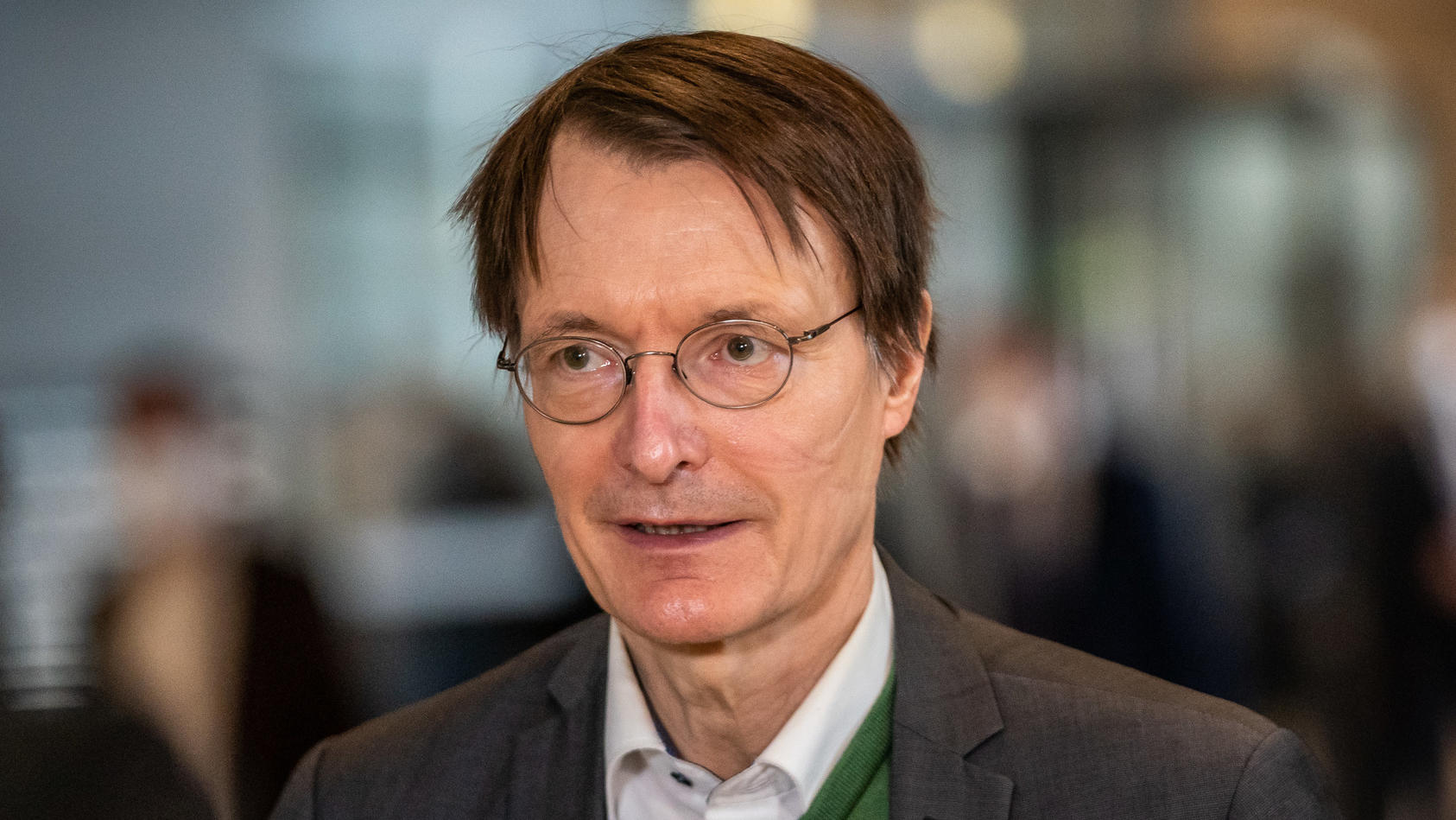 ARCHIV - 04.03.2021, Berlin: Karl Lauterbach, SPD-Gesundheitsexperte, spricht im im Deutschen Bundestag mit Reportern. (zu dpa: "Lauterbach räumt ein: «Hendrik Streeck hatte voll recht»") Foto: Michael Kappeler/dpa +++ dpa-Bildfunk +++