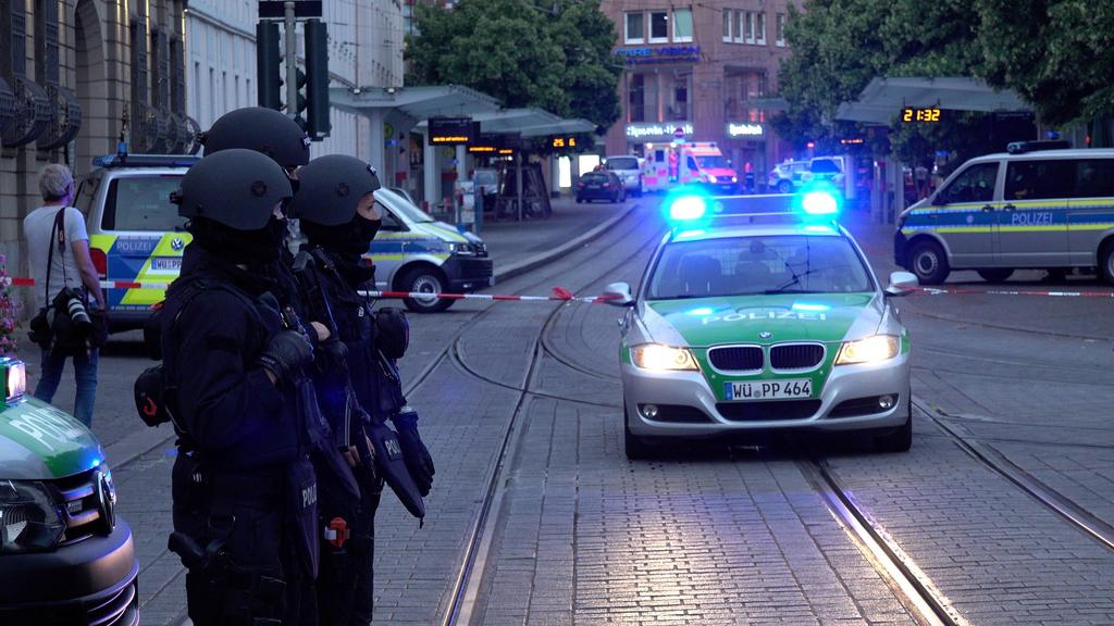 Mehrere Tote bei Messerattacke in Würzburger Innenstadt - Täter durch Polizeischüsse gestoppt Reporter auf Anfahrt ANKÜNDIGUNG - Unser Reporter ist auf Anfahrt - Baden-Württemberg, 97070 Würzburg, Deutschland *** Several dead in knife attack in Würzb