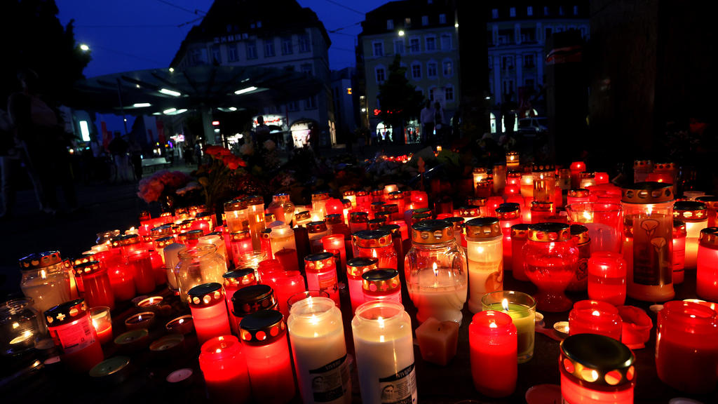 Nach der Messerattacke in der Würzburger Innenstadt stellten viele Menschen Kerzen auf.
