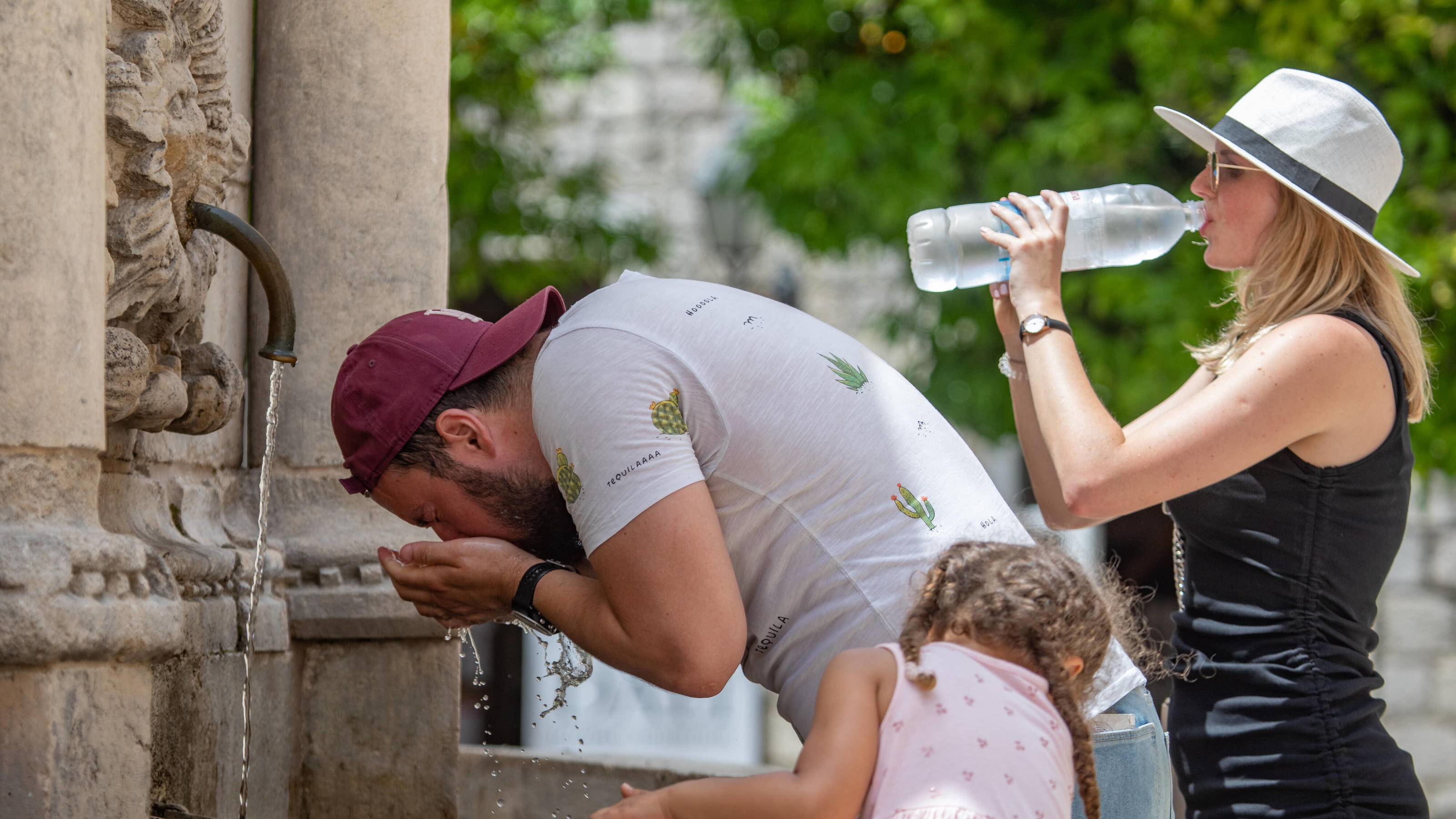 Touristen in Kroatien trinken Wasser.