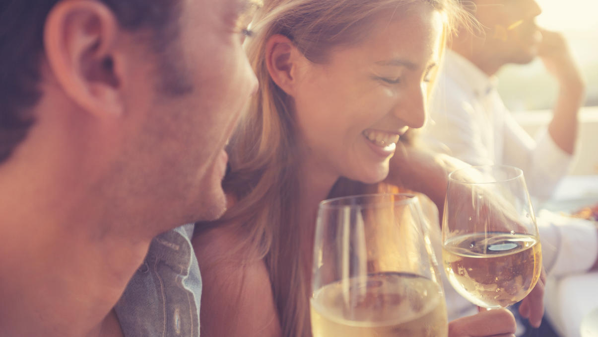 Paar genießt alkoholfreien Wein