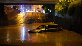 28.06.2021, Baden-Württemberg, Stuttgart: Ein abgesoffenes Auto steht in der überfluteten Autounterführung am Österreichischen Platz. Ein starkes Unwetter ist über weite Teile Baden-Württembergs hinweggezogen und hat dabei große Schäden angerichtet. Foto: Andreas Rosar/dpa +++ dpa-Bildfunk +++