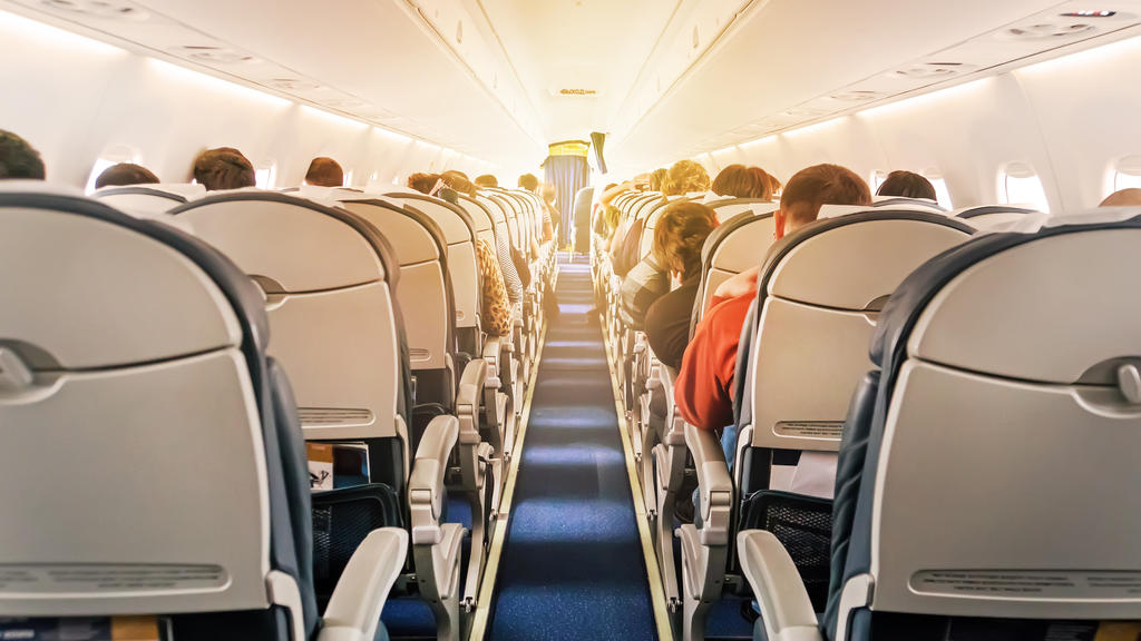 Flugbegleiter Tommy Cimato verrät, warum Passagiere sich lieber nicht ans Flugzeugfenster lehnen sollten.