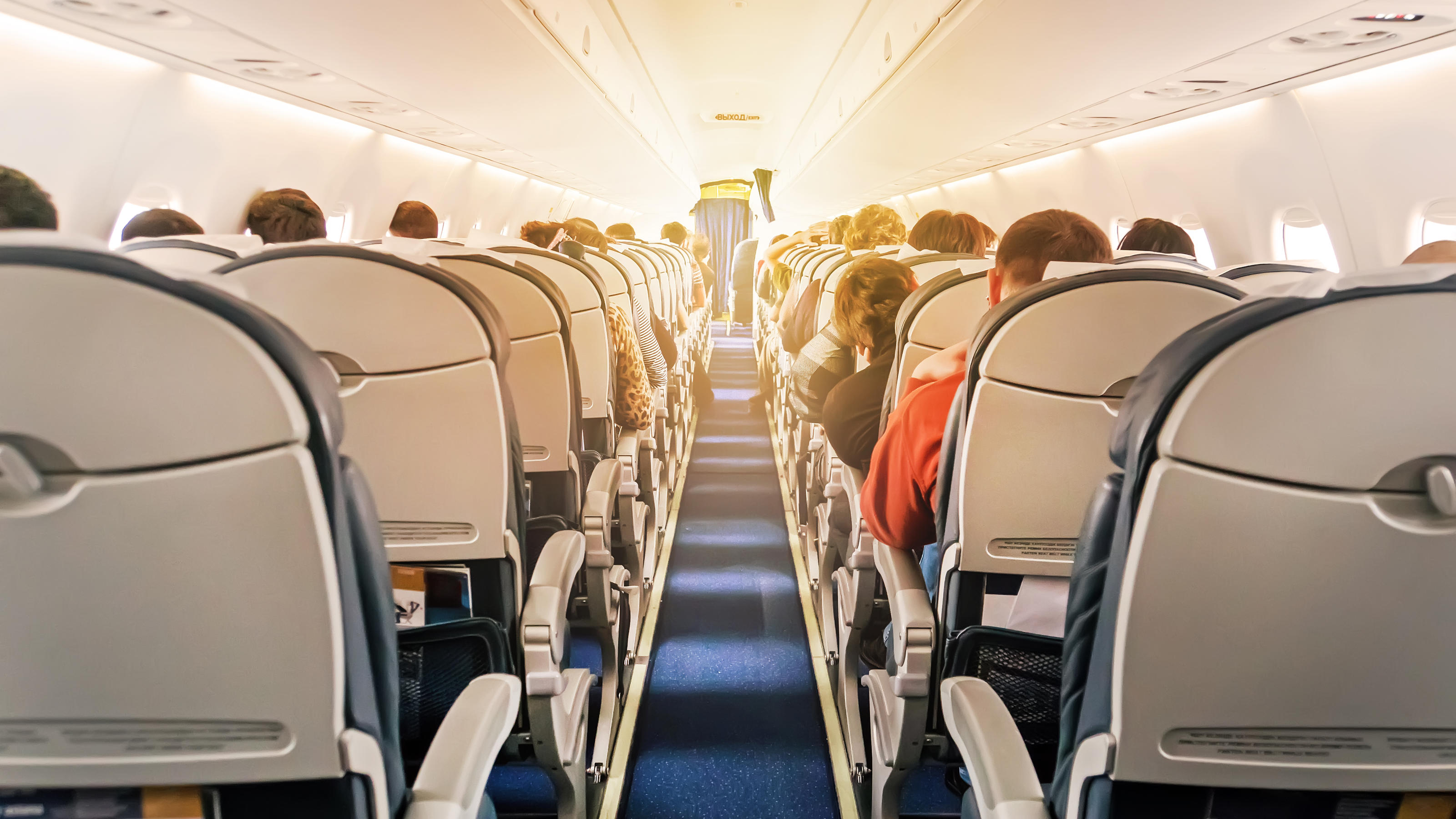 Flugbegleiter Tommy Cimato verrät, warum Passagiere sich lieber nicht ans Flugzeugfenster lehnen sollten. 