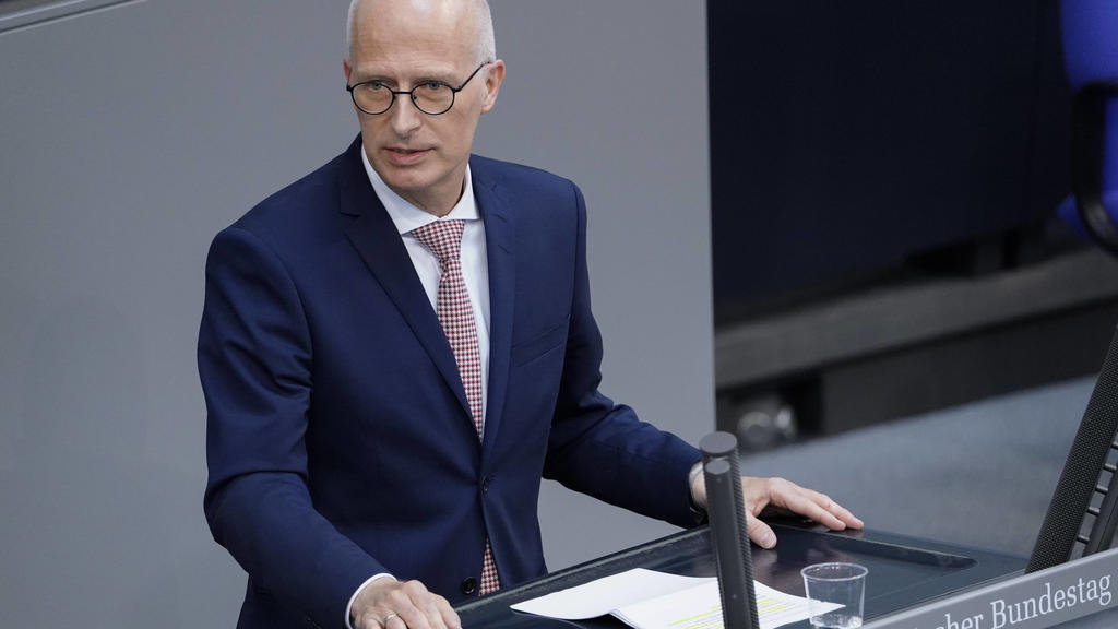 233. Bundestagssitzung und Debatte Aktuell, 22.04.2021, Berlin, Erster Buergermeister Peter Tschentscher SPD von Hamburg im Plenum bei der 233. Sitzung des Deutschen Bundestag in Berlin Berlin Berlin Deutschland *** 233 Bundestag session and debate