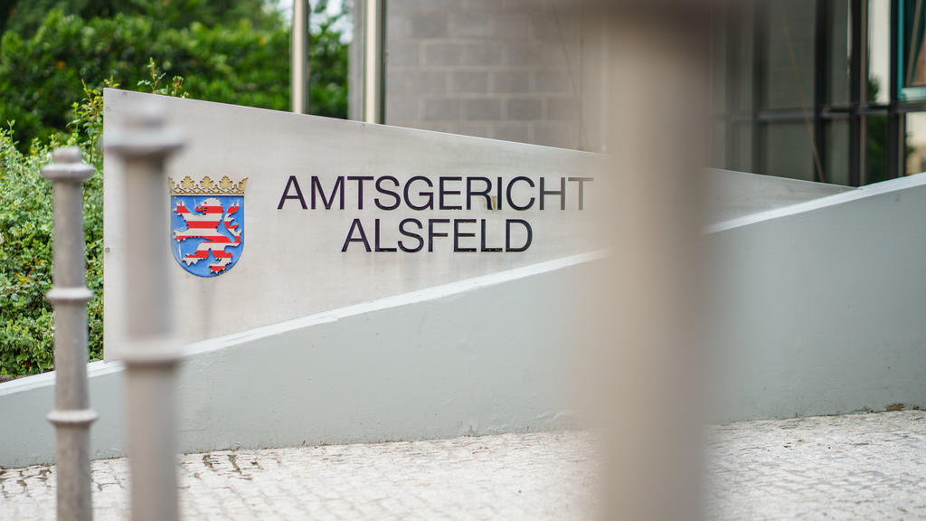 29.06.2021, Hessen, Alsfeld: "Amtsgericht Alsfeld" steht am Morgen vor Beginn eines Prozesses gegen einen 46-jährigen Polizeibeamten vor dem Eingangbereich. Dem 46-Jährigen wird zur Last gelegt, Ende 2018 "strafrechtlich relevante Inhalte" in WhatsAp