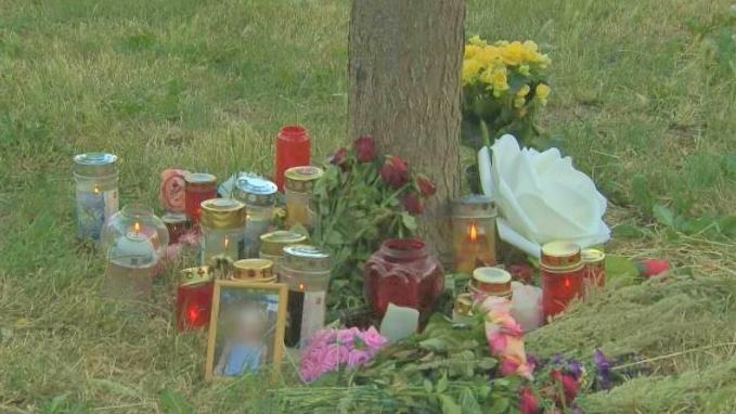 Die 13-Jährige lehnte tot an diesen Baum.