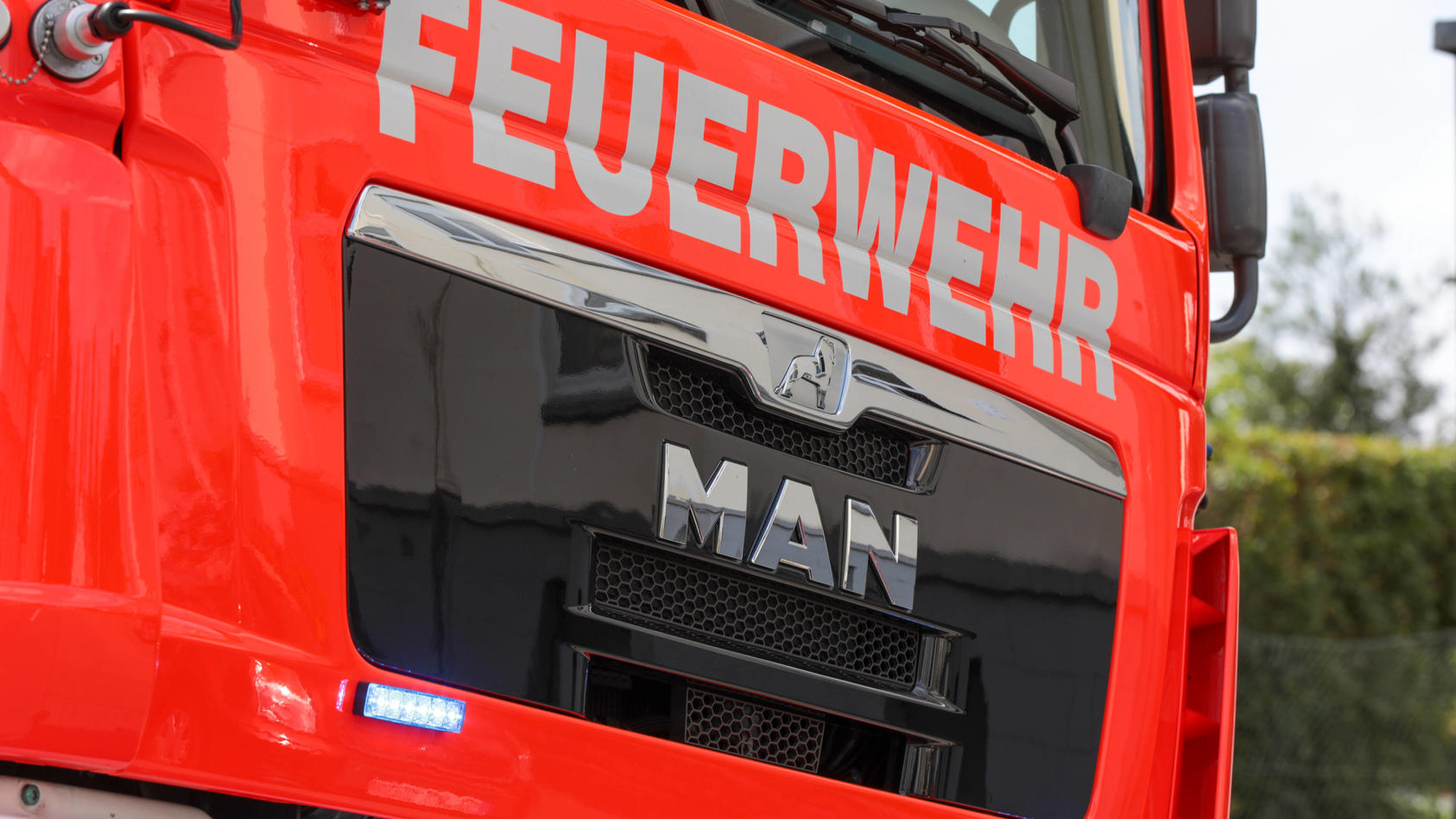  Symbolfoto Feuerwehr Blaulicht an einem MAN Löschfahrzeug *** Symbol photo fire brigade blue light at a MAN fire engine