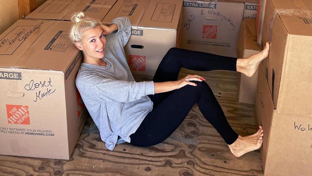 Oksana Kolenitchenko sitzt auf gepackten Kartons, denn bald startet eine große Reise.