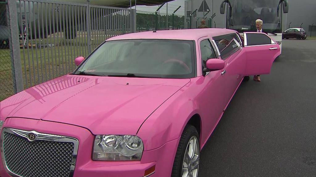 Angehörige warten auf die Ankunft der Soldaten. Ein Mann darf sich sogar auf eine Fahrt in einer pinken Strech-Limousine freuen.
