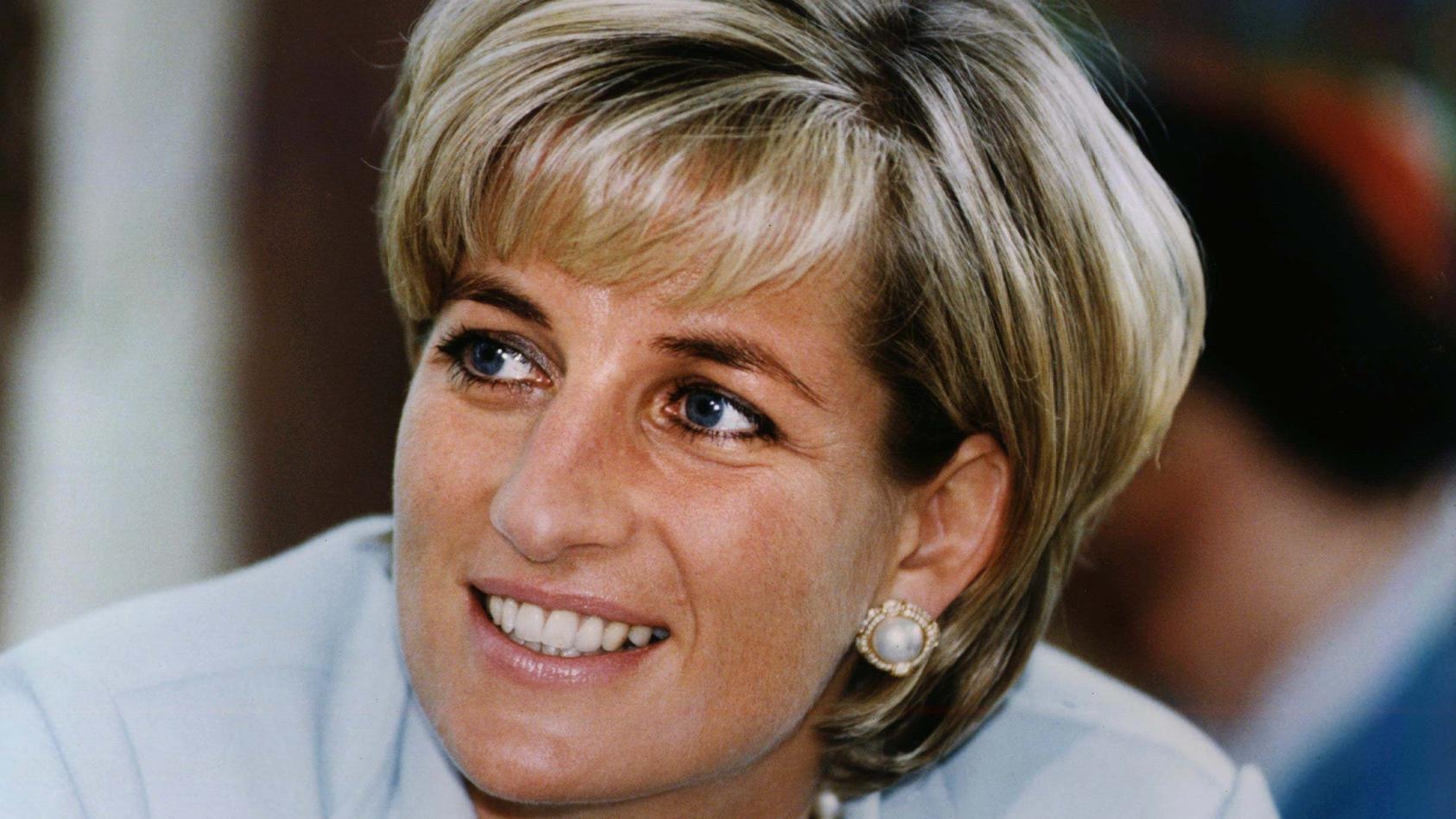 ARCHIV - 27.05.1997, Großbritannien, ---: Prinzessin Diana lächelt. Die «Prinzessin der Herzen» wäre am 01.07.2021 60 Jahre alt geworden. (zu dpa: «Burgfrieden von London: Prinzen treffen an Dianas 60. aufeinander») Foto: epa PA Stillwell/epa/PA/dpa 