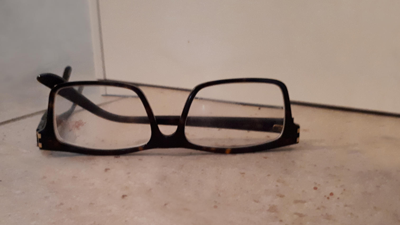 Diese Brille hat der Räuber am Tatort zurückgelassen.