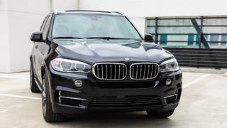 Ein schwarzer BMW X5