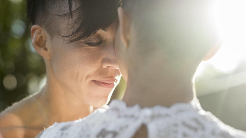 Frischverheiratetes lesbisches Paar genießt einen ruhigen Moment zu zweit