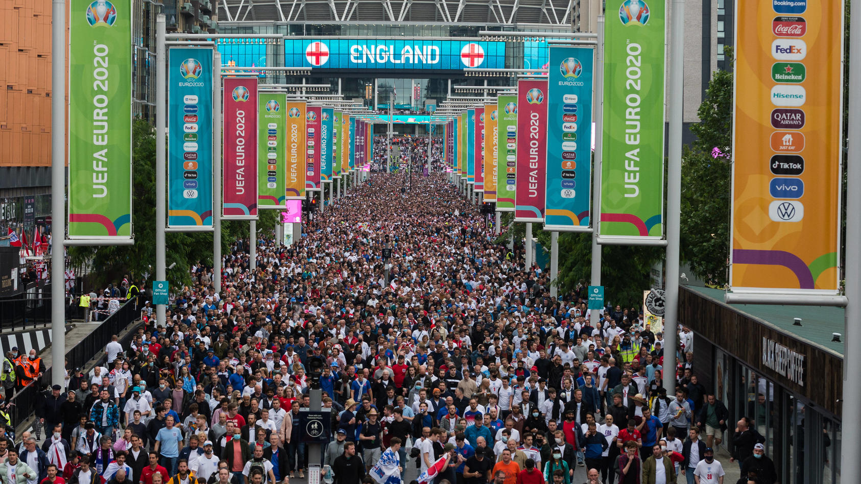 Dicht gedrängt verlassen Fußballfans das Wembley-Stadion nach dem Spiel Deutschland gegen England