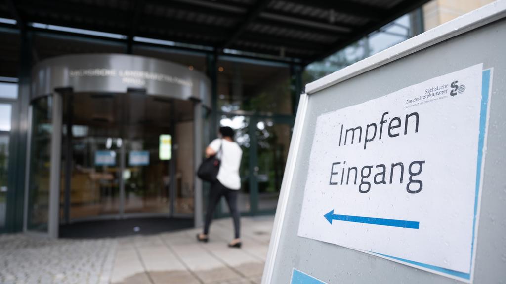 30.06.2021, Sachsen, Dresden: Ein Schild mit der Aufschrift "Impfen Eingang" steht vor der Sächsischen Landesärztekammer. Am 30. Juni 2021 können sich Impfwillige ohne Termin in der Landesärztekammer mit dem Corona-Vakzin von Astrazeneca impfen lasse