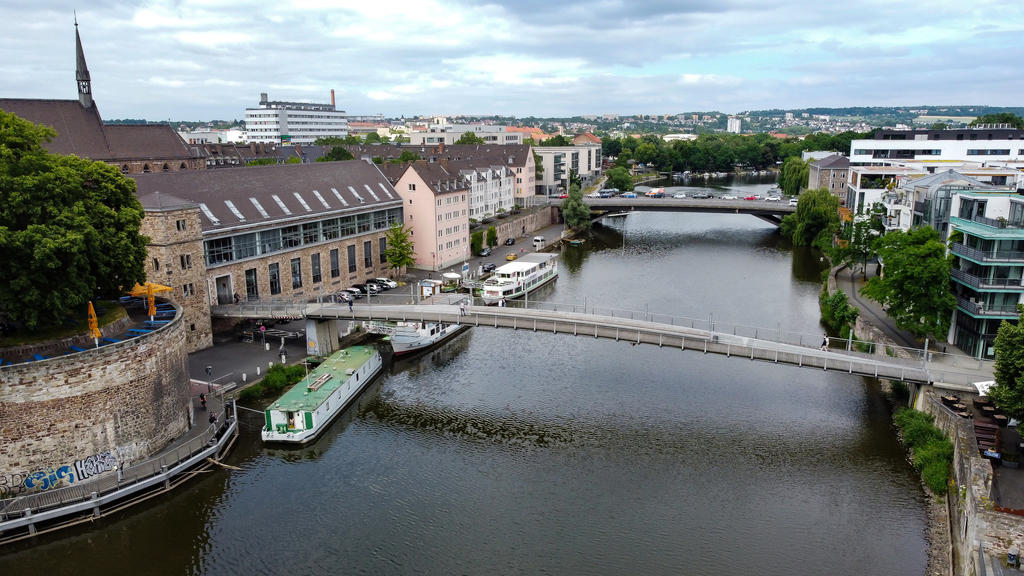 22.06.2021, Hessen, Kassel: Blick auf die Walter-Lübcke-Brücke über dem Fluss Fulda. Der frühere Kasseler Regierungspräsident Lübcke (CDU) war in der Nacht zum 02.06 2019 auf der Terrasse seines Hauses im Kreis Kassel erschossen worden. (Luftaufnahme